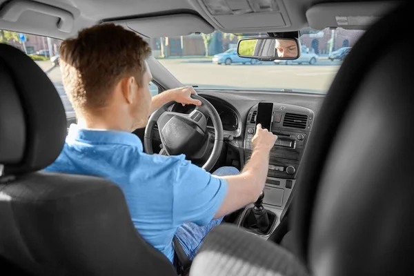 Homem ou motorista dirigindo carro e usando o navegador gps — Fotografia de Stock