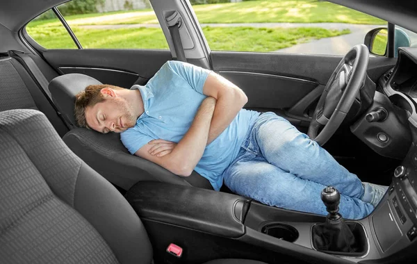 Втомлений чоловік або водій спить у машині — стокове фото