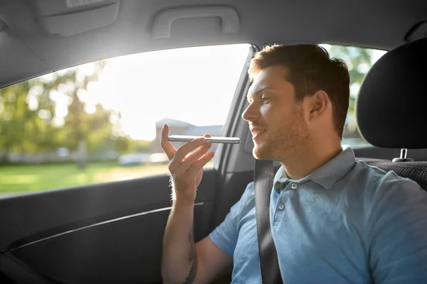 Utas rögzítő hang okostelefon autóban — Stock Fotó