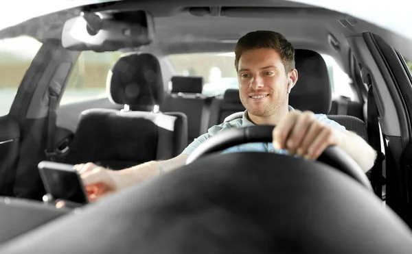 Hombre o conductor coche de conducción y el uso de navegador GPS — Foto de Stock