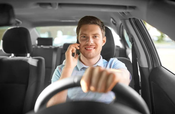 Człowiek jazdy samochodem i dzwoniąc na smartfonie — Zdjęcie stockowe