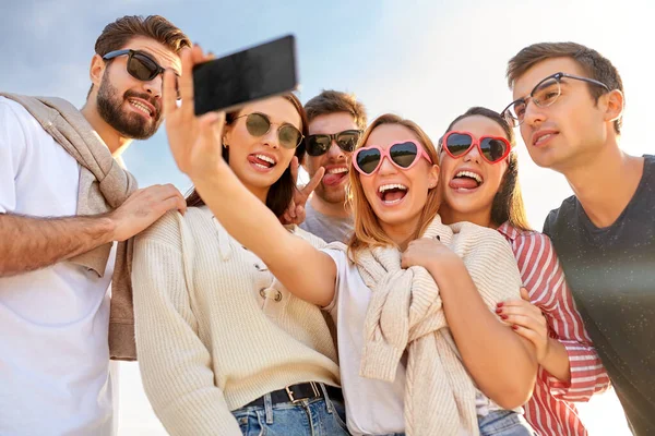 Amici felici scattare selfie in estate — Foto Stock