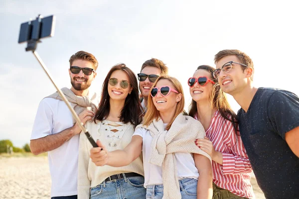 Amigos felices tomando selfie en la playa de verano —  Fotos de Stock