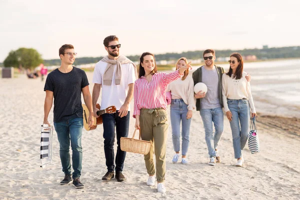 Amigos felices caminando por la playa de verano — Foto de Stock