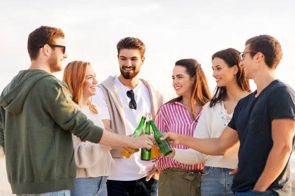 Vrienden toasten alcoholvrije dranken op het strand — Stockfoto