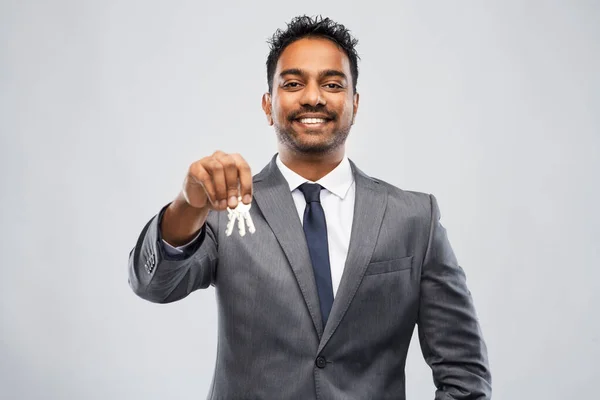 Indian man mäklare med nycklar och mapp — Stockfoto