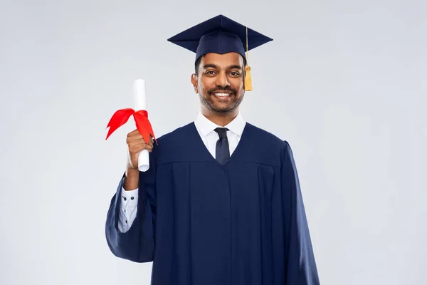 Männliche Doktorandin im Mörtelbrett mit Diplom — Stockfoto