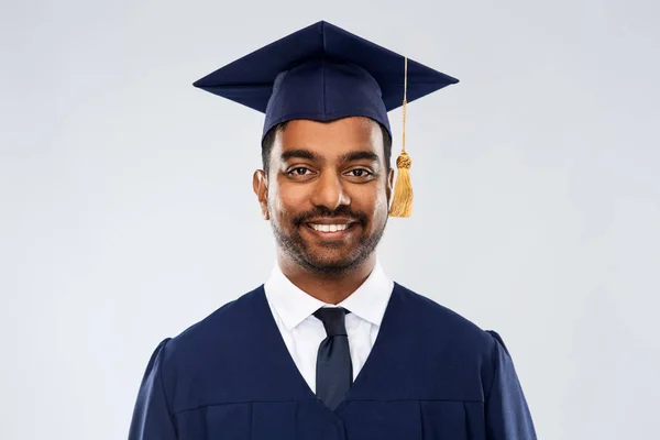 Indischer Graduiertenstudent im Mörtelbrett — Stockfoto