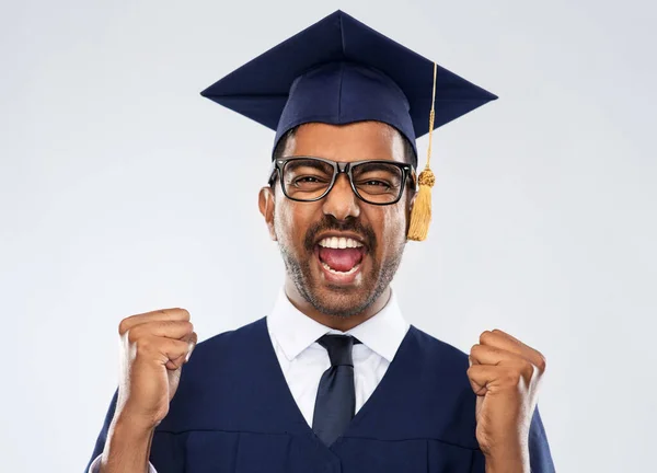 Felice studente indiano laureato celebrando il successo — Foto Stock