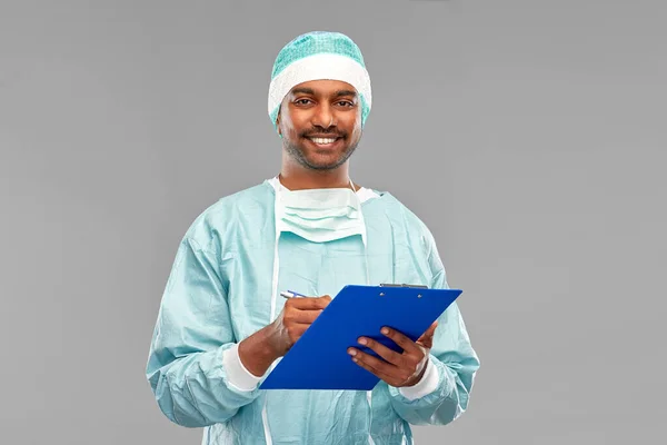 Médico o cirujano indio con portapapeles — Foto de Stock