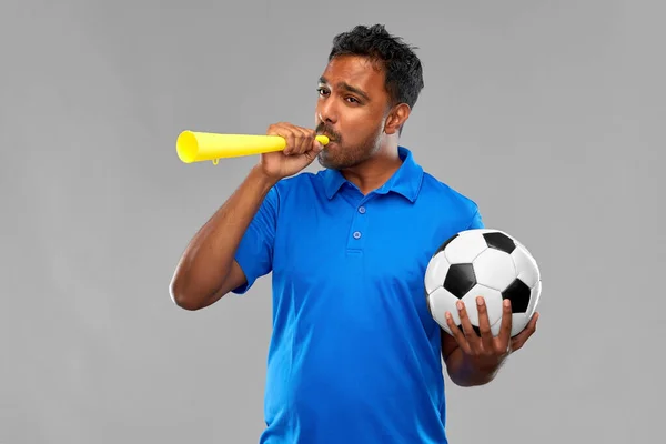 Fanático del fútbol masculino con pelota de fútbol y vuvuzela — Foto de Stock
