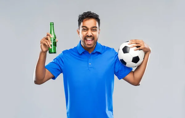 Fã de futebol com bola de futebol celebrando a vitória — Fotografia de Stock