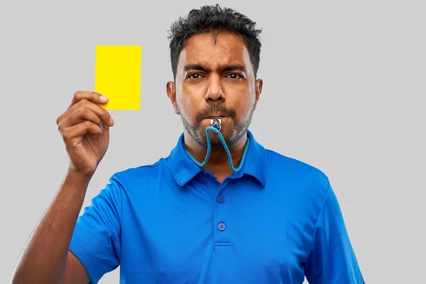 Індійський суддя свист і показуючи жовту карту — стокове фото