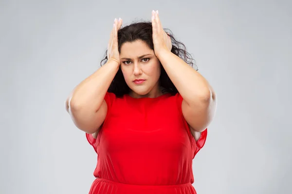 Femme en robe rouge souffrant de maux de tête — Photo