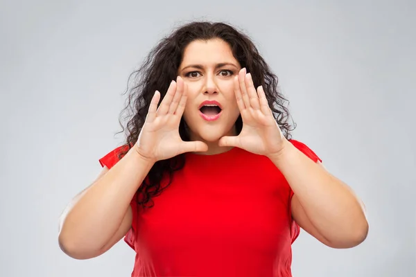 Orolig kvinna i röd klänning ringer — Stockfoto