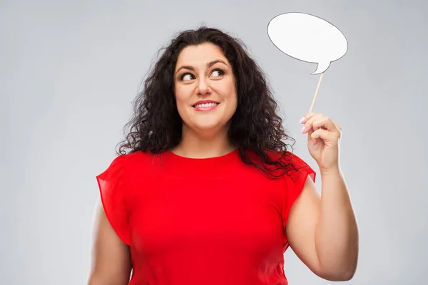 Mulher feliz em vestido vermelho segurando bolha discurso — Fotografia de Stock