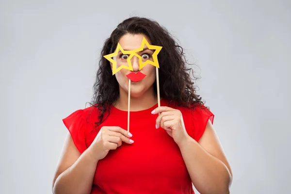 Mulher engraçada com óculos em forma de estrela e lábios vermelhos — Fotografia de Stock