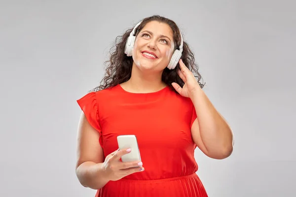 Femme dans casque écoute de la musique sur smartphone — Photo