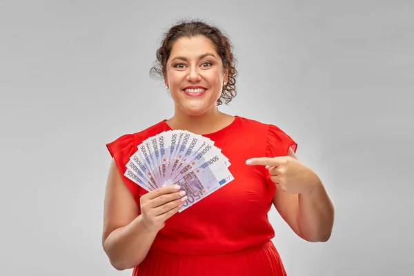 Mujer feliz mostrando billetes en euros — Foto de Stock