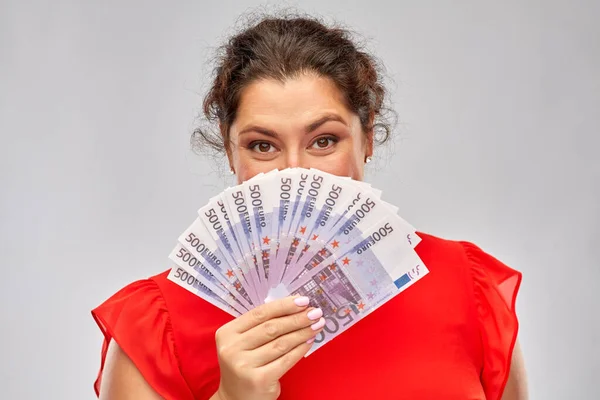 Šťastná žena držící eurobankovky — Stock fotografie