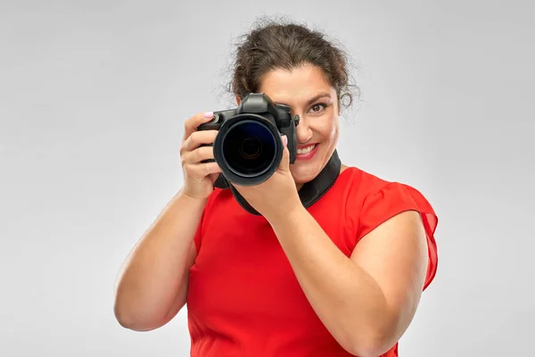 Fotógrafo mulher feliz com câmera digital — Fotografia de Stock
