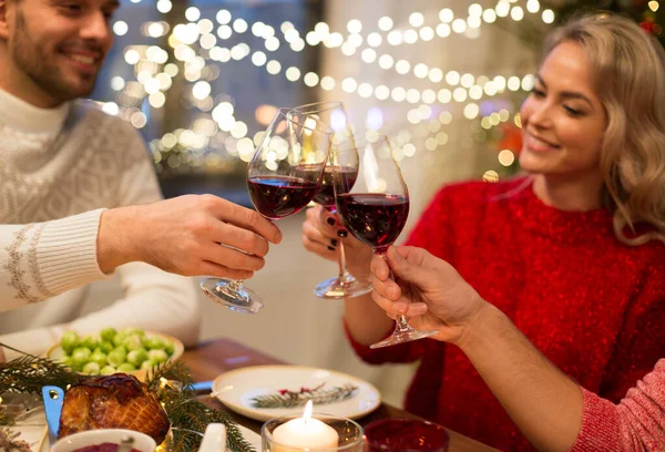 Close-up van vrienden met wijn vieren kerst — Stockfoto