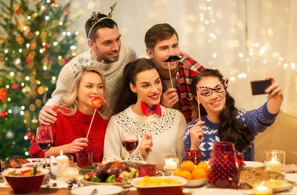 Vänner som tar selfie vid jul middag — Stockfoto