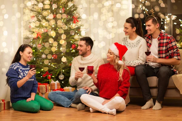 Amici che celebrano il Natale e bevono vino — Foto Stock