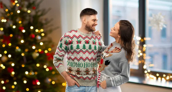 Heureux couple à noël laid pull fête — Photo