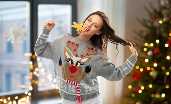 Mujer en jersey de Navidad con patrón de renos — Foto de Stock