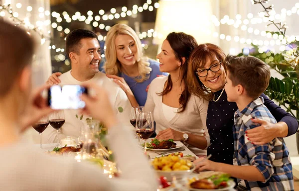 Familie feiert Abendessen und macht Selfie — Stockfoto