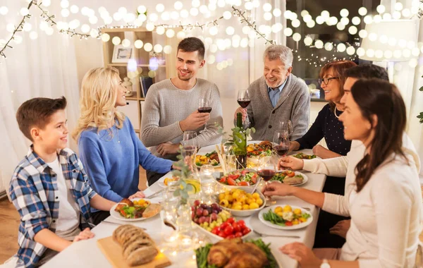 Família feliz jantando em casa — Fotografia de Stock