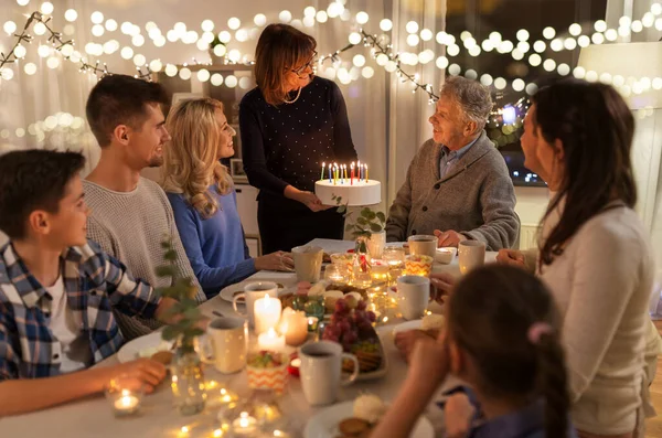 Famiglia felice avendo festa di compleanno a casa — Foto Stock