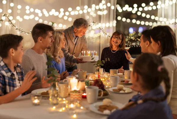 Feliz familia teniendo fiesta de cumpleaños en casa — Foto de Stock