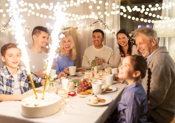 Família feliz jantando em casa — Fotografia de Stock