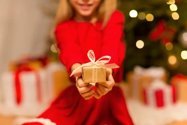 Närbild av flicka med julklapp hemma — Stockfoto