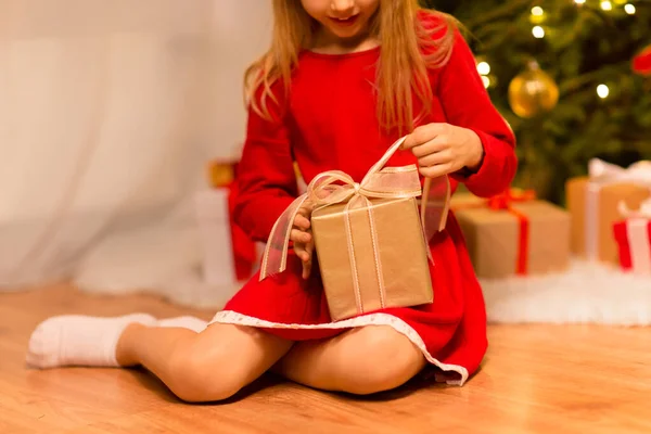 Close-up van meisje met kerst cadeau thuis — Stockfoto