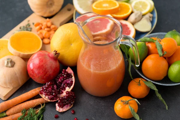 Kendi gelas jus dengan buah-buahan dan sayuran — Stok Foto