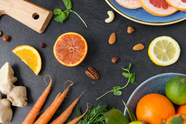 Légumes et fruits différents sur la table d'ardoise — Photo