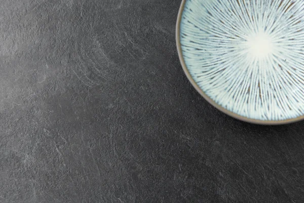 Close up of blue ceramic plate on slate background — Stock Photo, Image
