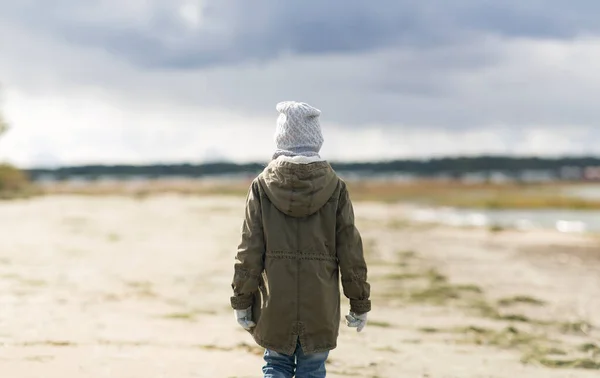 Маленькая девочка на пляже осенью — стоковое фото
