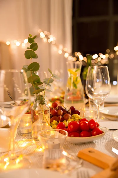 Mesa servida com pratos, copos de vinho e comida — Fotografia de Stock