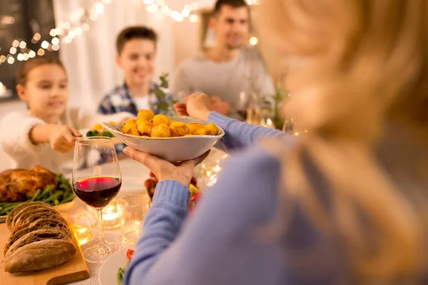 幸せな家族が家で食事会をしていて — ストック写真