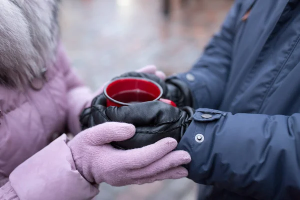 Casais mãos segurando vinho quente no Natal — Fotografia de Stock