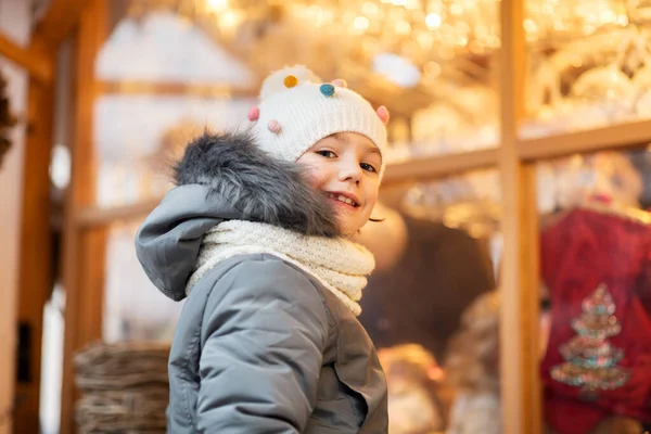 Heureuse petite fille au marché de Noël en hiver — Photo