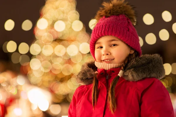 Happy little girl at christmas market in winter — Stock Photo, Image
