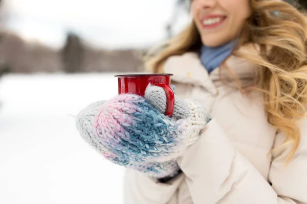 Gelukkige jonge vrouw met thee beker in Winter Park — Stockfoto