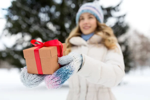 Zbliżenie kobieta z prezentem na Boże Narodzenie w zimie — Zdjęcie stockowe