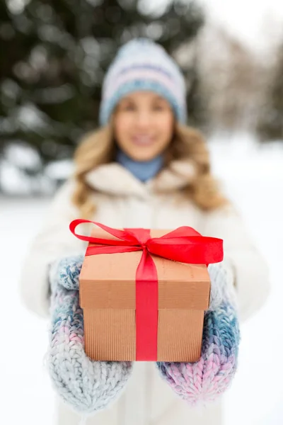 Close up de mulher com presente de Natal no inverno — Fotografia de Stock