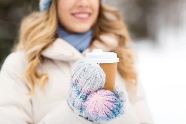 Mulher feliz bebendo café ao ar livre no inverno — Fotografia de Stock